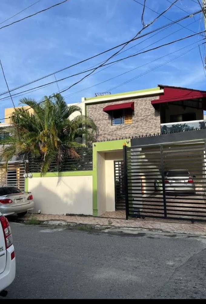 Casa de dos niveles en venta en La Colonia De Los Doctores, Santo Domingo Norte